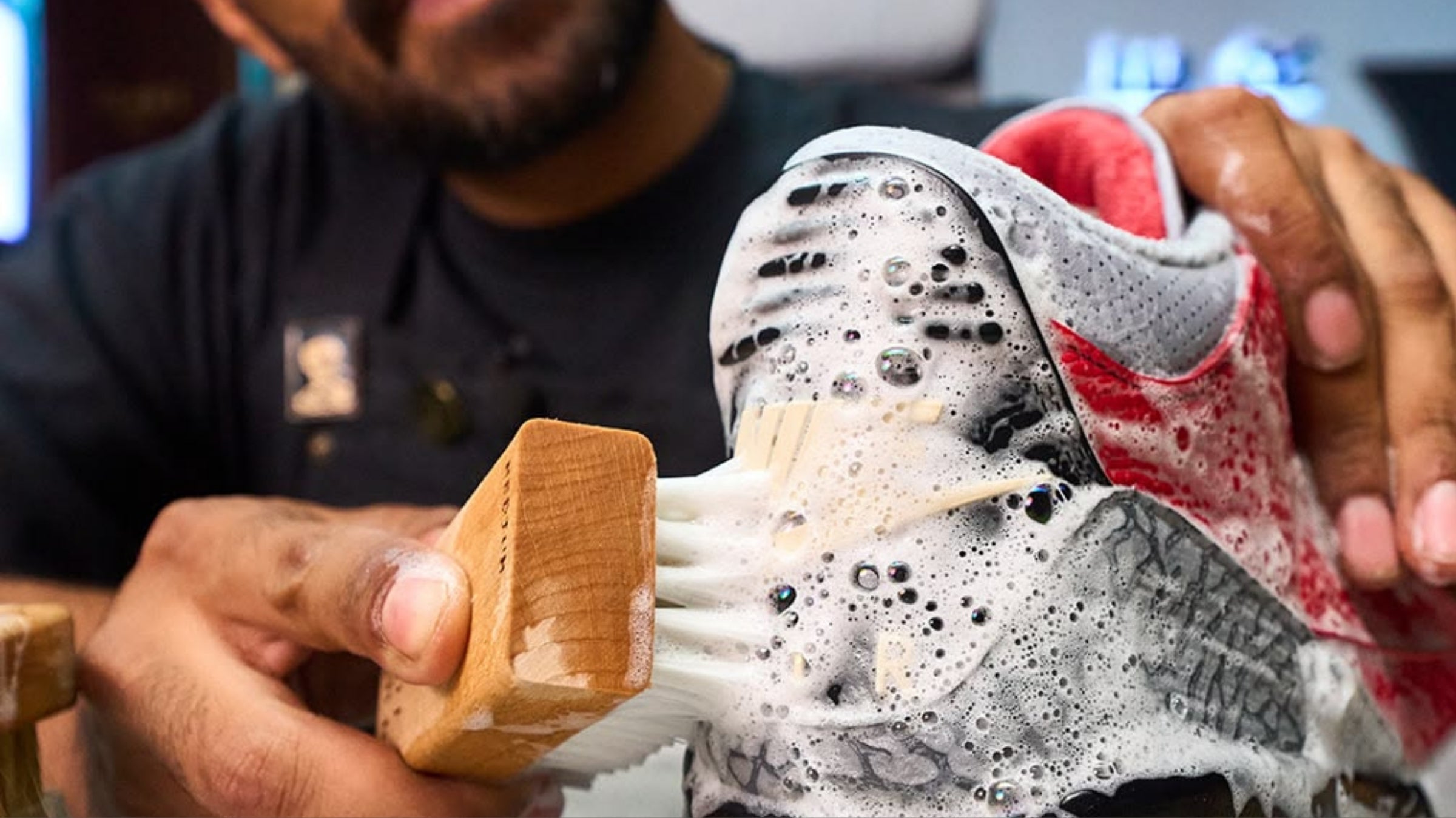 Limpieza detallada de un par de tenis